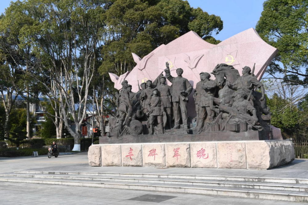 古田會(huì)議紀(jì)念館前的“豐碑軍魂”雕塑群（ 2021年1月25日攝）。新華社記者林善傳攝